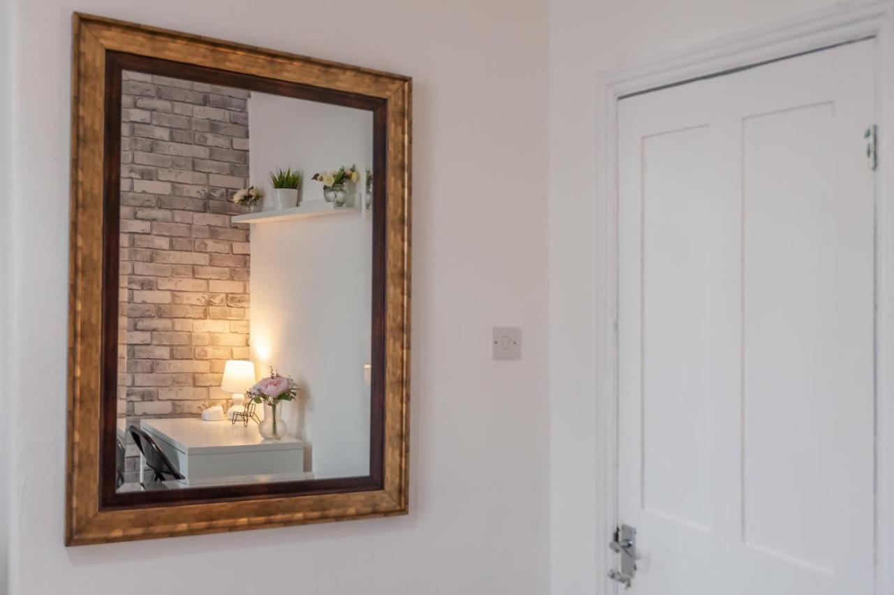 Leeds 4-Bed House - Sleeps 9 Free Parking & Wifi Villa Exterior photo
